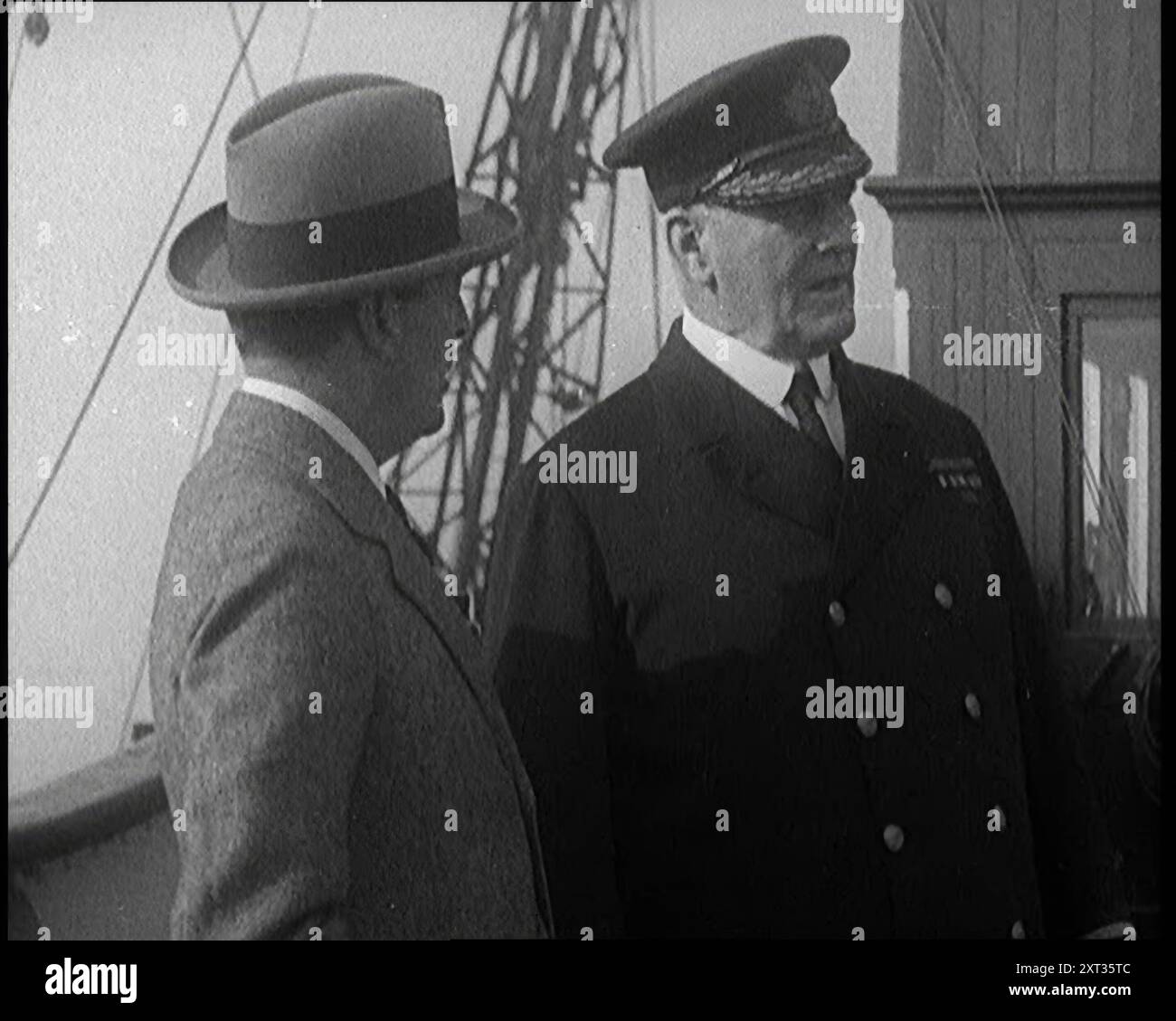 British First Sea Lord David Beatty, i conte Beatty, che parla con il capitano di una nave sul ponte, 1921. Da "Time to Remember - The Time When Little Happened", 1921 (Reel 3); eventi del 1921 - trattato irlandese, acrobazie pazze e giornali al lavoro. Foto Stock