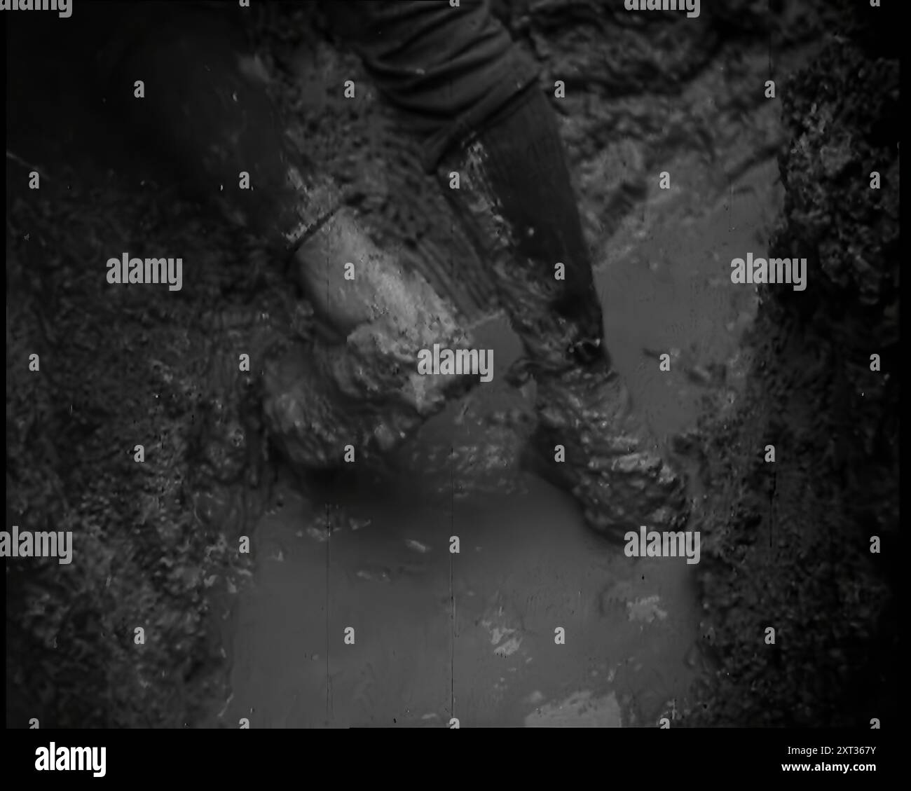 Le gambe e gli stivali di un maschio soldati francesi mentre è in piedi in una fossa fangosa d'acqua, 1939. Da "Time to Remember - The Reluctant Warriors", 1939 ( Reel 4); documentario sugli eventi del 1939 - i preparativi per la guerra e poi scoppiano le ostilità. Foto Stock
