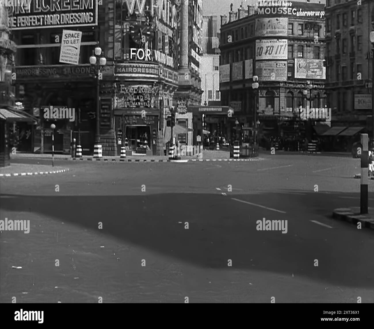 A Closed Off Street a Piccadilly, 1940. La Gran Bretagna durante la seconda guerra mondiale: Il Blitz. Ogni notte, a qualsiasi ora, estate 1940. Fuoco e fiamme, morte e distruzione... ogni mattina dopo a Londra... hanno chiuso Regent Street e Piccadilly questa mattina - bomba inesplosa. Ma si dice che sia stata fatta uscire bene. Presto sarà reso innocuo, ma hanno ragione a tenere chiuse le strade". Da Time to Remember - Standing Alone, 1940 (Reel 4); film documentario sugli eventi dei mesi successivi del 1940. Foto Stock