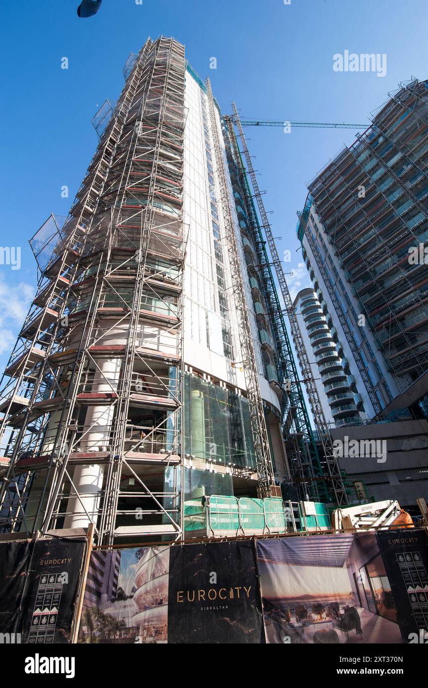 GIBILTERRA, Regno Unito, giugno 2023: Poiché Gibilterra ha uno spazio molto limitato, cercano di espandersi verticalmente, un po' come Hong Kong. Ci sono siti di costruzione ogni Foto Stock