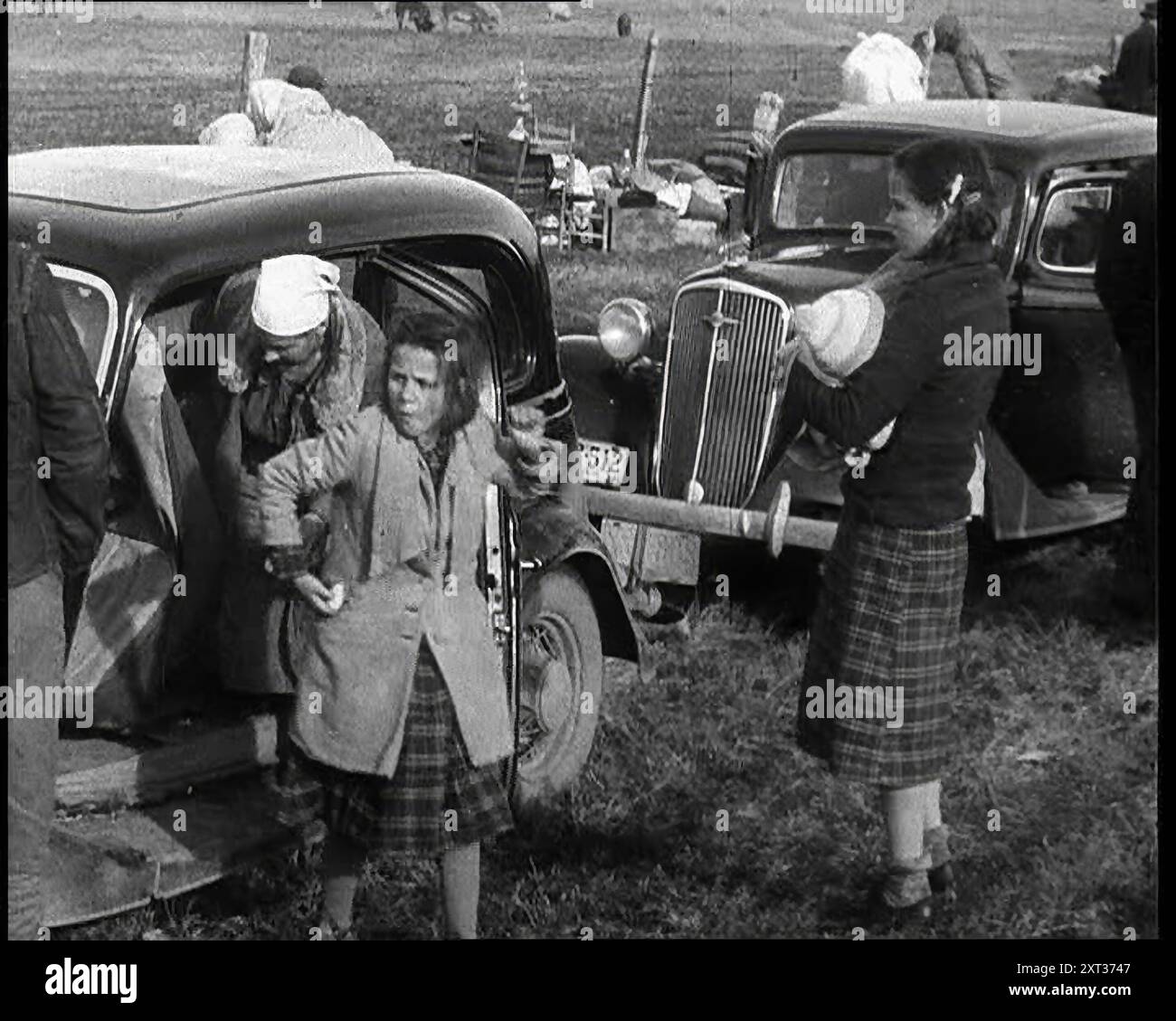 Agricoltori sfollati noti come "Okies" Packing Up and Leaving the area, 1932. STATI UNITI. Sulla terra, le cose non vanno bene. A causa dello spietato abbattimento del legname e dell'agricoltura non pianificata, il prezioso terreno superficiale era stato spazzato via da milioni di acri. Nel medio-ovest, un nome nuovo e spaventoso: Il Dust Bowl. Ai cattivi prezzi di un mercato in calo si aggiungono la siccità e il fallimento. Perché mentre la terra muore, così muore anche tutto ciò che gli uomini vivono. Il bestiame, le colture, le radici stesse della vita. C'è solo una cosa da fare: Fare le valigie e andare. Li chiamavano Okies - agricoltori sfollati, lavoratori migranti. Verso ovest sono entrati in Sear Foto Stock