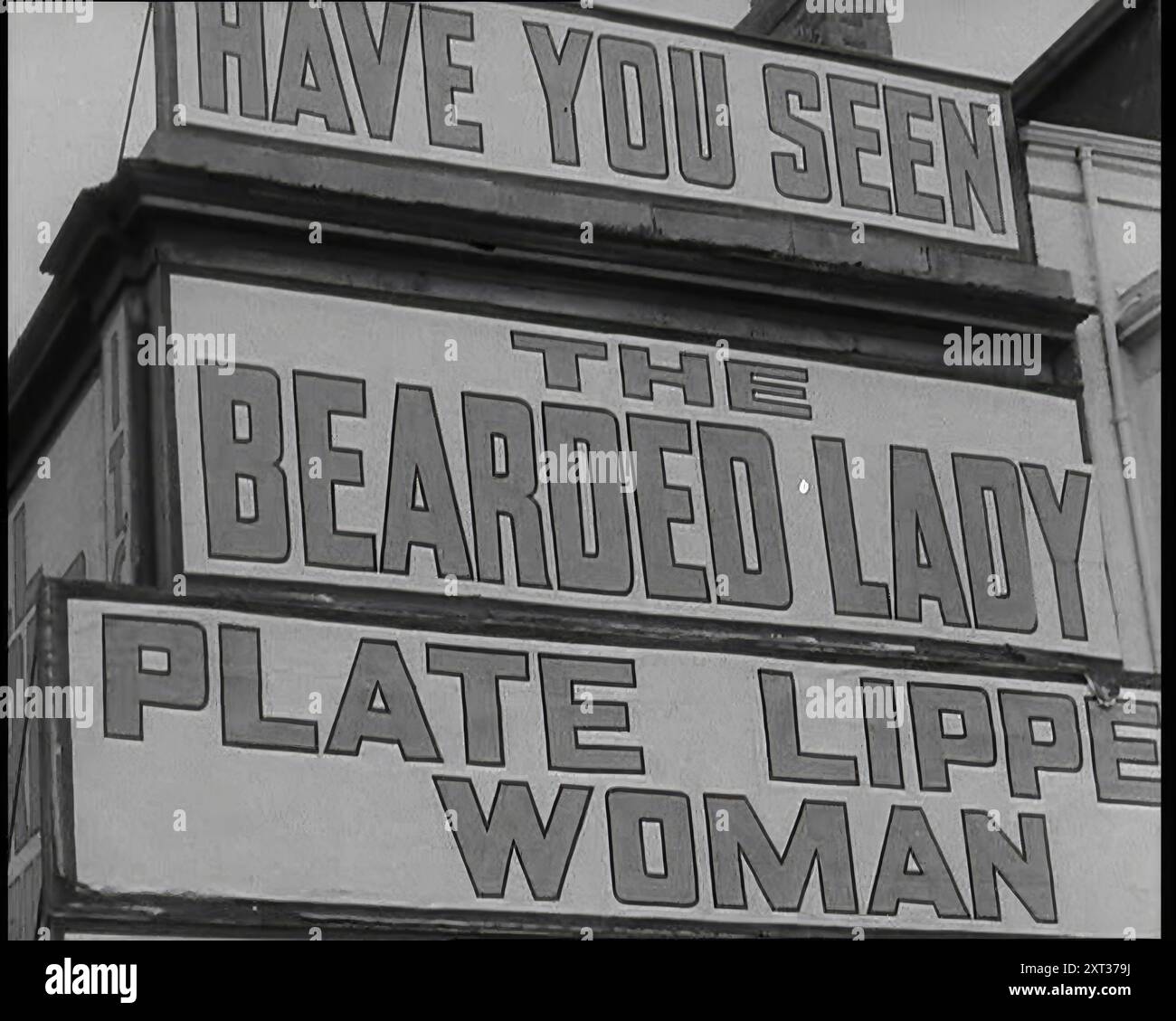 Cartelli per uno spettacolo al mare 'HAVE YOU SEEN' 'THE BEARDED LADY' 'PLATE LIPPED WOMAN', 1938. Da "Time to Remember - Wind Up Week", 1938 (Reel 3); documentario sul 1938 - le persone diventano consapevoli della crescente minaccia della guerra. Foto Stock