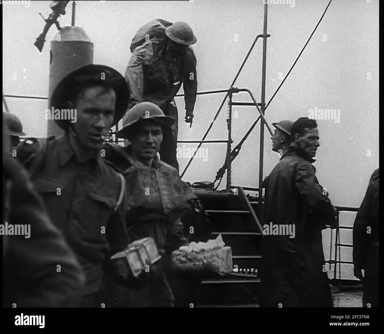 Soldati britannici che si arrampicano a bordo delle navi a Dunkerque per l'evacuazione, 1940. Seconda guerra mondiale. "Così cominciarono i nove giorni di [operazione] Dynamo. Sotto una copertura nera di serbatoi di petrolio in fiamme, Dunkerque e le sue spiagge devastate da bombe diventano il centro del mondo libero. Ora dopo ora, gli uomini si dirigono verso le navi in attesa, e tra la riva e le navi più grandi, trasportano le piccole navi, ognuna delle quali porta solo una manciata, ma ciascuna manciata gonfiando le fila dei soccorsi. Se questa fortuna e questa fatica continuano, chissà quanti potrebbero ancora fuggire?” Da "Time to Remember - Run Rabbit Run", 1 Foto Stock