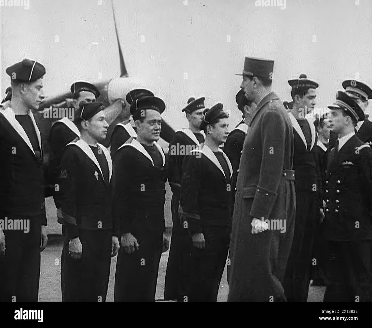 Charles de Gaulle Inspecting Free French Pilots [and Sailors], 1942. La Gran Bretagna durante la seconda guerra mondiale. "Per il francese libero sotto De Gaulle... l'esilio. Lottando per le loro terre d'origine dall'esterno, invece che in'. Da Time to Remember - The End of the Beginning, 1942 ( Reel 2); film documentario sugli eventi del 1942 e l'entrata in guerra dell'America. Foto Stock