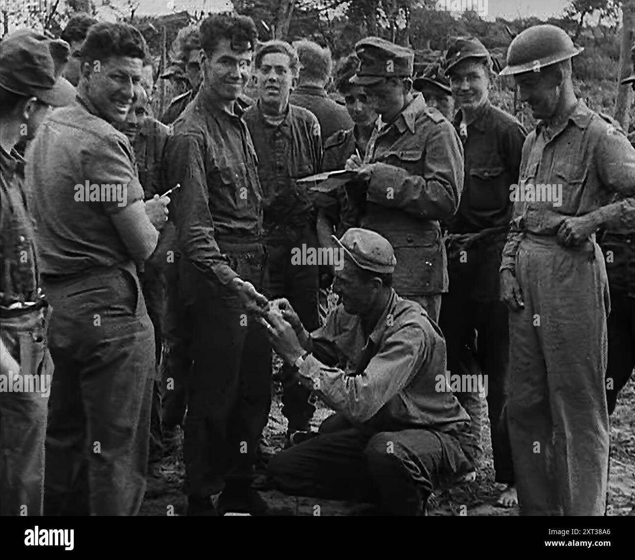 Prigionieri di guerra tedeschi, da qualche parte in Italia, 1943-1944. Da "Time to Remember - The Path to Rome", 1943 - 1944 (Reel 1); documentario sugli eventi del 1943 e del 1944 - la campagna italiana. Foto Stock