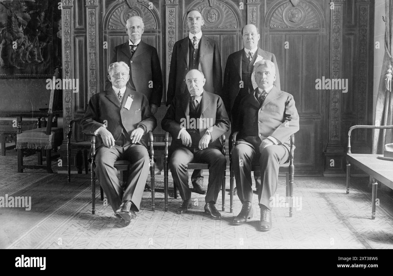 Ufficiali, World Court League, 1916. Mostra i membri della World Court League al World Court Congress nel maggio 1916. il presidente della Lega, John Hays Hammond è seduto al centro. Emerson McMillin, John Hays Hammond e Nicholas Murray Butler. Da sinistra a destra ci sono: Henry Clews, Henry Riggs Rathbone e John Wesley Hill Foto Stock