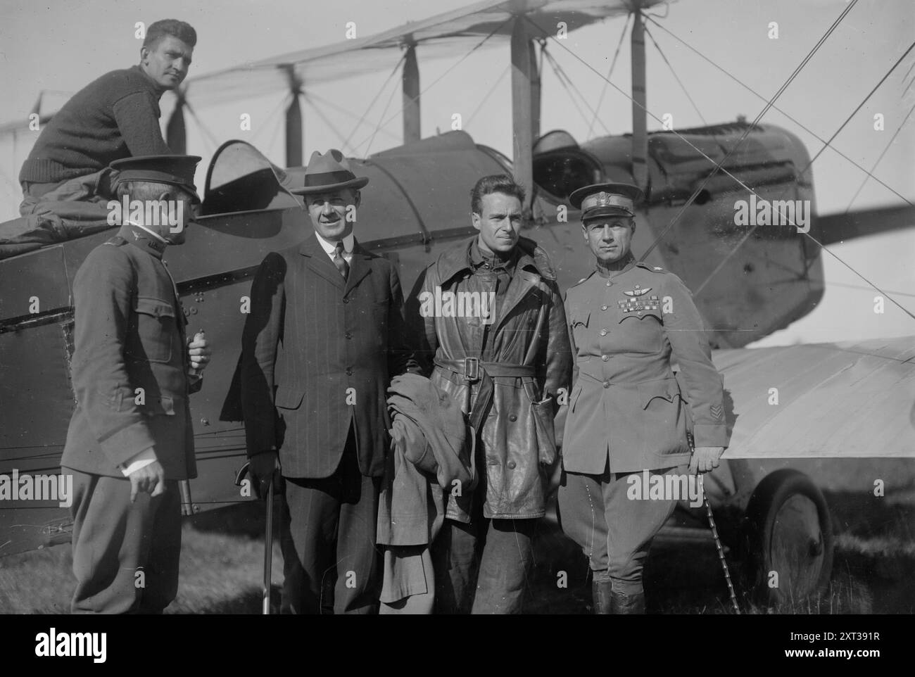 Colonnello Archie Miller, Benedict Crowell, tenente Ross Kirkpatrick, generale William Mitchell, sergente E. N. Bruce, 1919. mostra gli aviatori che hanno partecipato al test di affidabilità e resistenza transcontinentale del 1919 tra Mineola, New York e San Francisco. Gli uomini includono William "Billy" Mitchell e Archie Miller. Foto Stock