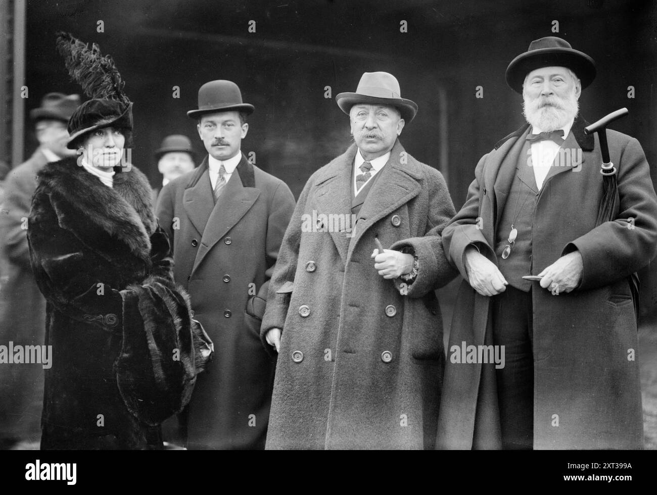 Mamma. V. de Valenzuela, R. Reyes Jr., Gen. R. Reyes, J.M. Eder, 1913. Mostra Rafael Reyes Prieto (1849-1921), presidente della Colombia (1904-1909) con James Martin Eder (1838-1921), un pioniere industriale lettone ebreo dell'industria dello zucchero in Colombia. Foto Stock