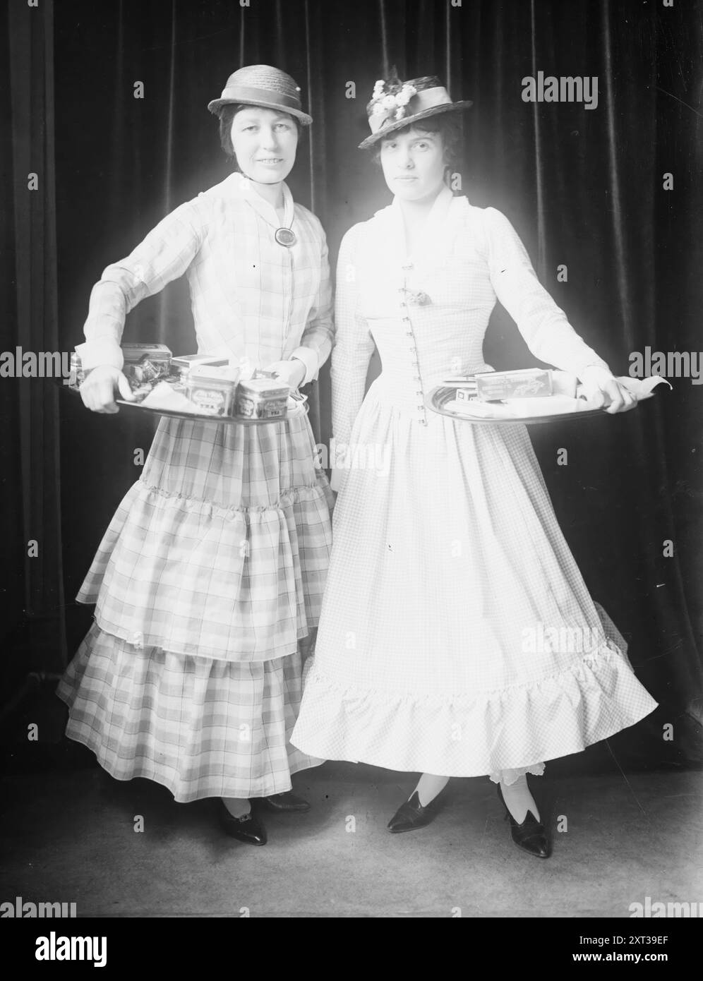 (Mrs. H. Kinnicutt) Signora Fuller Potter, Mrs. H.W. Howe, 1915. Probabilmente mostra Helen Fidelia Hoffman (Mrs. William Kinnicutt Draper), una volontaria della Croce Rossa coinvolta nel marzo 1915 nella sala da tè della Croce Rossa all'International Flower Show di New York City; e Mary B. Atterbury (Mrs. J. Fuller Potter), poi Mrs. Henry Wainwright. Foto Stock