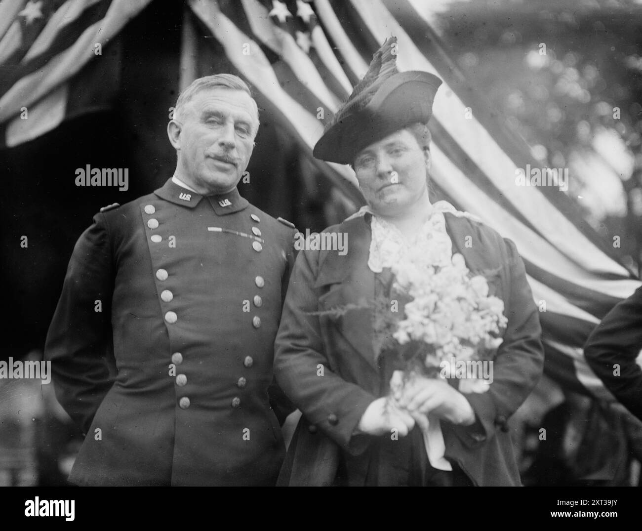 Generale Leonard Wood e moglie, tra il 1910 e il 1915. Mostra il generale Leonard Wood (1860-1927) e sua moglie Louise Adriana Condit Smith (1869-1943). Foto Stock