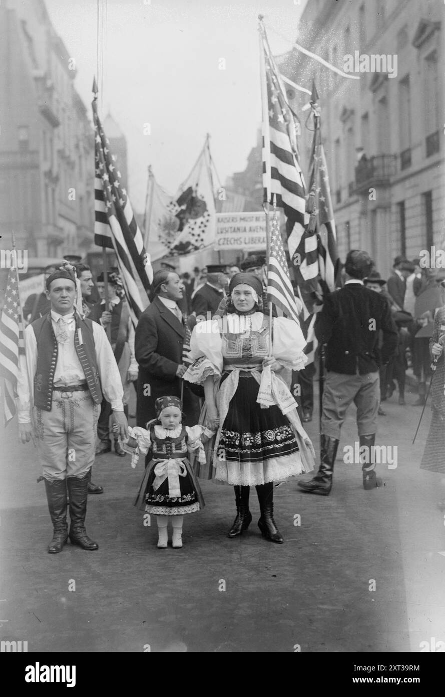 Bohemians in Wake Up America Parade, 1917. Mostra la celebrazione Wake Up America/Lexington Day/Patriot's Day, New York City. Foto Stock