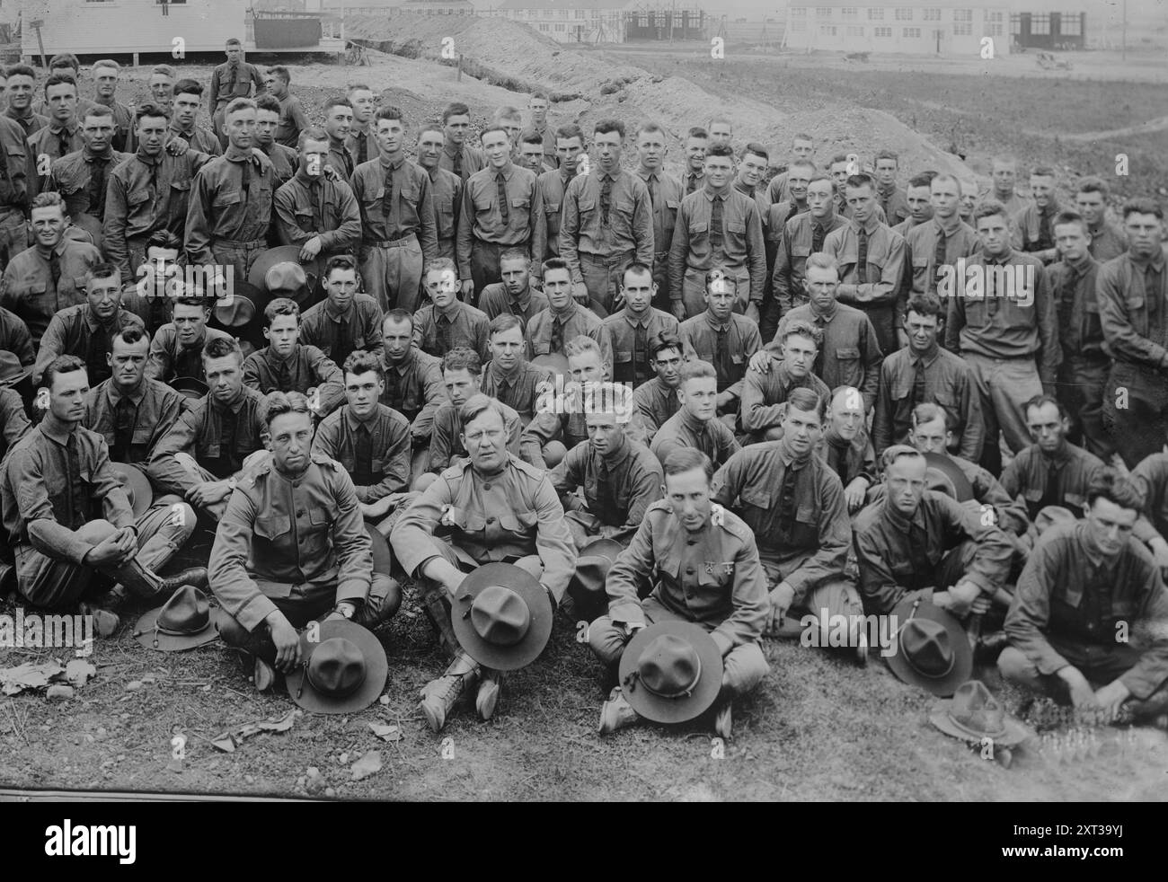 Campo di volo di Dayton, 1917. Mostra gli studenti di aviazione con gli ufficiali al campo di aviazione Wilbur Wright a Wilbur Wright Field, vicino a Riverside, Ohio durante la prima guerra mondiale gli ufficiali includono (da sinistra a destra di fronte) Lieut. Schultz, Lieut. Richards e il capitano Kirby. Foto Stock