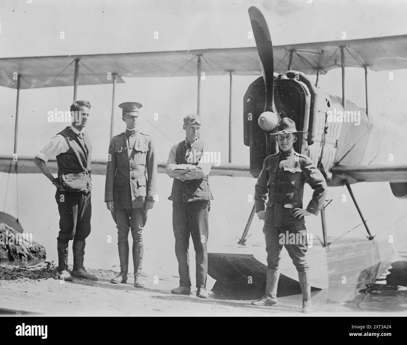 F.H. Burnside, tenente Anthony Sunderland, J.D. Hill, Corp. C.T. Robbins, tra c1915 e c1920. Mostra Frank H. Burnside, tenente Anthony Sunderland (studente della Guardia Nazionale del Connecticut), James D. Hill, istruttore; Corp Charles Robbins (studente della Guardia Nazionale dell'Arkansas) alla Thomas School of Flying. Foto Stock