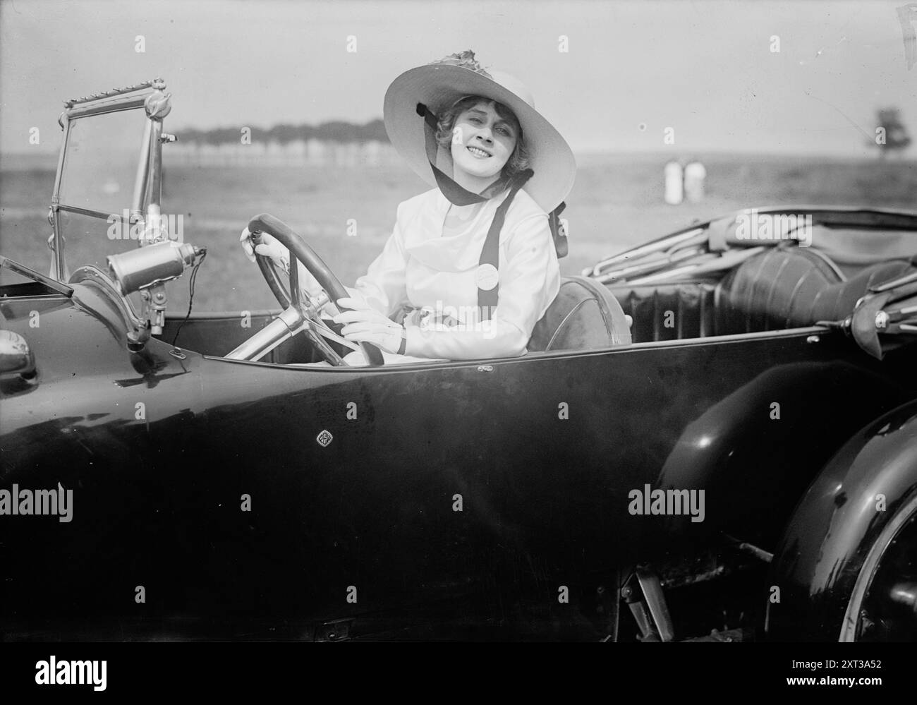 Gertrude McCoy, 1917 anni. Mostra la star americana del cinema muto Gertrude McCoy nella sua oldsmobile alla sfilata di moda automobilistica tenutasi al Sheepshead Bay Speedway, New York City, 23 giugno 1917. L'evento fu una raccolta fondi per conto dell'Actors' Fund of America. Foto Stock