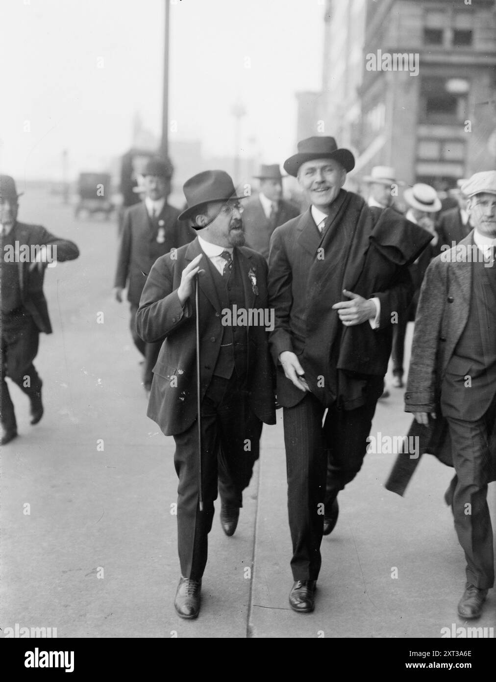 J.A. Kingsbury, J.R. Garfield, tra c1915 e c1920. Mostra John Adams Kingsbury (1876-1956), che servì come Commissario per la beneficenza pubblica di New York (1914-1917) con il politico James Rudolph Garfield (1865-1950) che servì come Segretario degli interni (1907-1909) sotto il presidente Theodore Roosevelt. Foto Stock