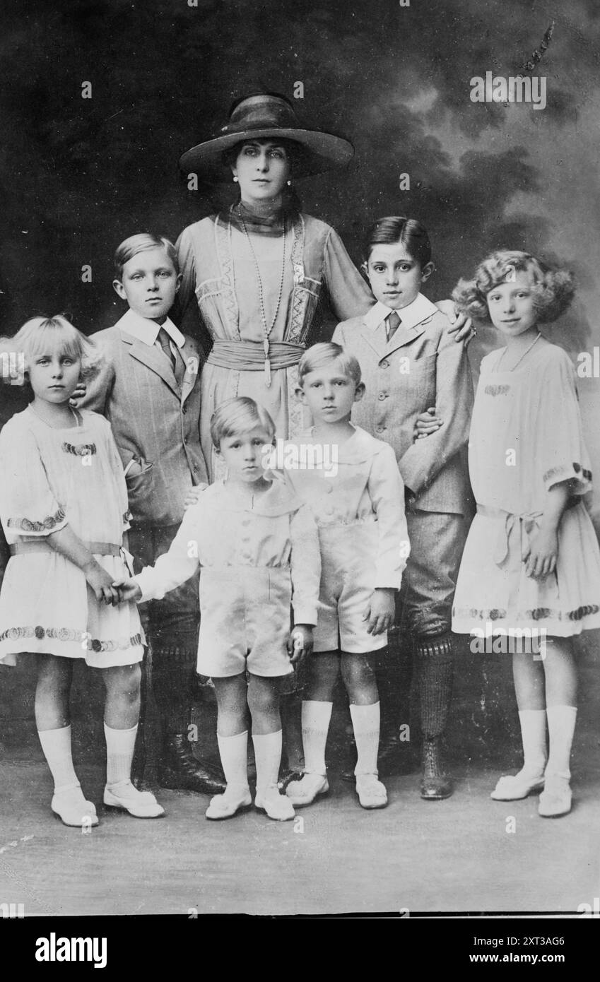 Regina di Spagna &amp; bambini, tra c1915 e c1920. Mostra Vittoria Eugenia di Battenberg (1887-1969) che fu regina di Spagna e moglie del re Alfonso XIII. I suoi figli sono (da sinistra a destra): Maria Cristina, Contessa Marone; Alfonso, Principe delle Asturie; Infante Gonzalo di Spagna; Juan, Conte di Barcellona; Jaime, Duca di Segovia e Angiò; e Beatriz, Principessa di Civitella-Cesi. Foto Stock