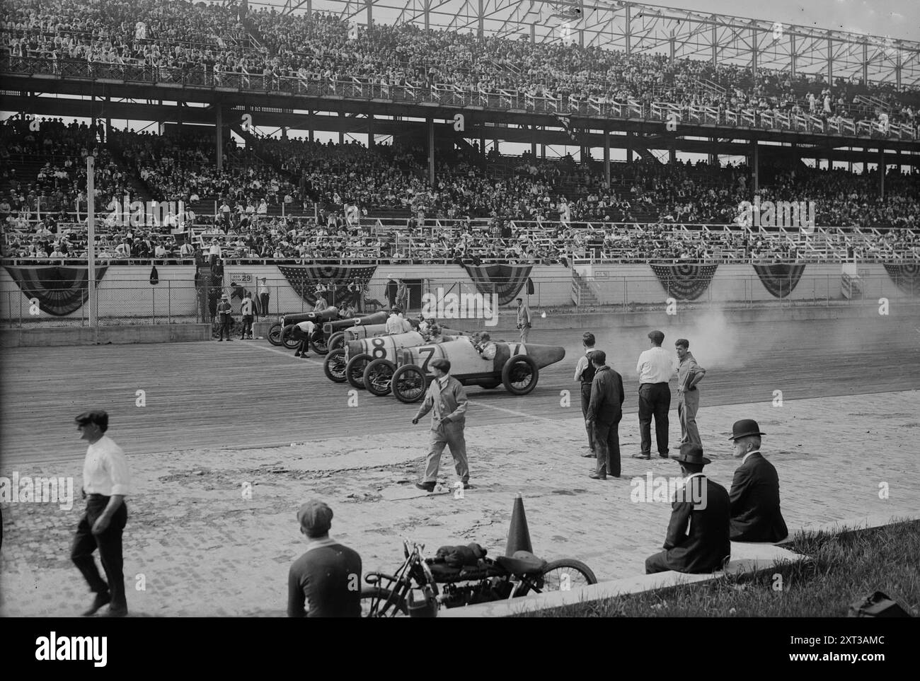 Inizio, 6/1/18, 1918. Mostra le auto alla linea di partenza di Harkness Auto handicap, Sheepshead Bay Race Track, Sheepshead Bay, New York, 1 giugno 1918. Foto Stock