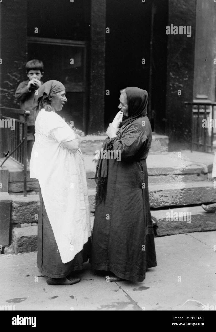 Donne siriane, 1916 anni. Mostra le donne, probabilmente arabo-americane, in un'area del Lower West Side di Manhattan conosciuta come il "cuore del mondo arabo di New York". Il quartiere di Washington Street era comunemente chiamato "Colonia siriana". Foto Stock