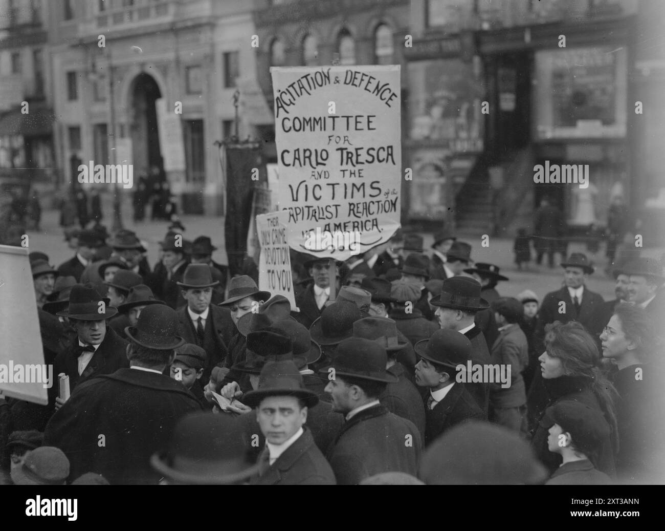 Sympathy Labor Parade, 1916. Mostra una folla a una parata di simpatia dei lavoratori a New York il 2 dicembre 1916 con uno striscione che recita: "Agitazione e amp; Comitato di difesa per Carlo Tresca e le vittime della reazione capitalista in America". Foto Stock