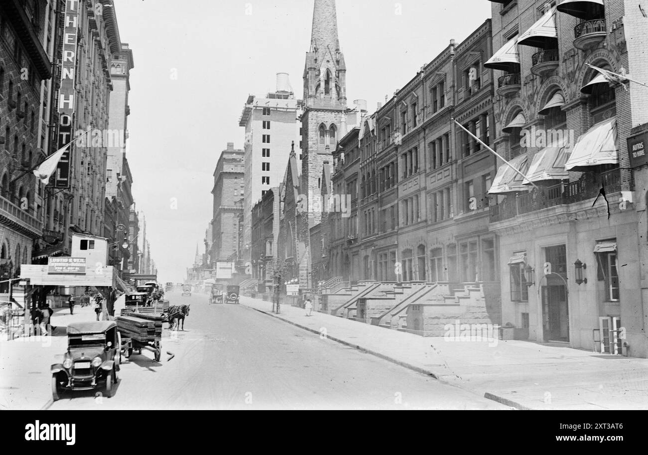57th West dalla 6th Ave., 1916?. Mostra il sito di Steinway Hall, New York City, probabilmente preso quando Steinway Sons acquistò il sito per un nuovo edificio. Le emissioni di zonizzazione ritardarono la costruzione fino al 1914-1925. Il campanile della chiesa battista del Calvario è visibile. Foto Stock