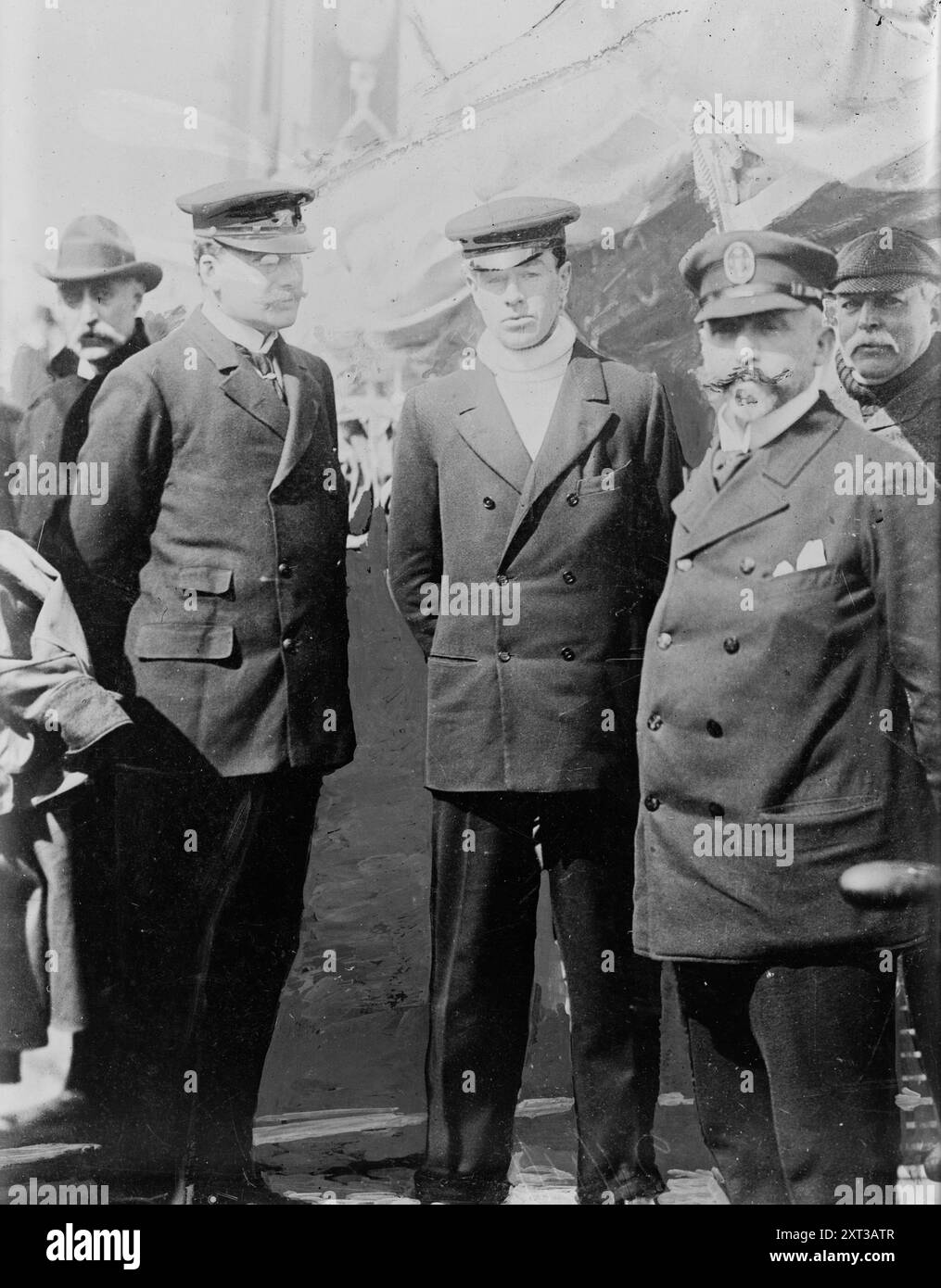 Allison, Armour, Cornelius Vanderbilt, tra c1915 e c1920. Mostra Allison Vincent Armour (1863-1941), Cornelius Vanderbilt IV (1898-1974), e un uomo non identificato probabilmente sulla barca di Armour, l'Utowana dopo la gara di King's Cup. Foto Stock