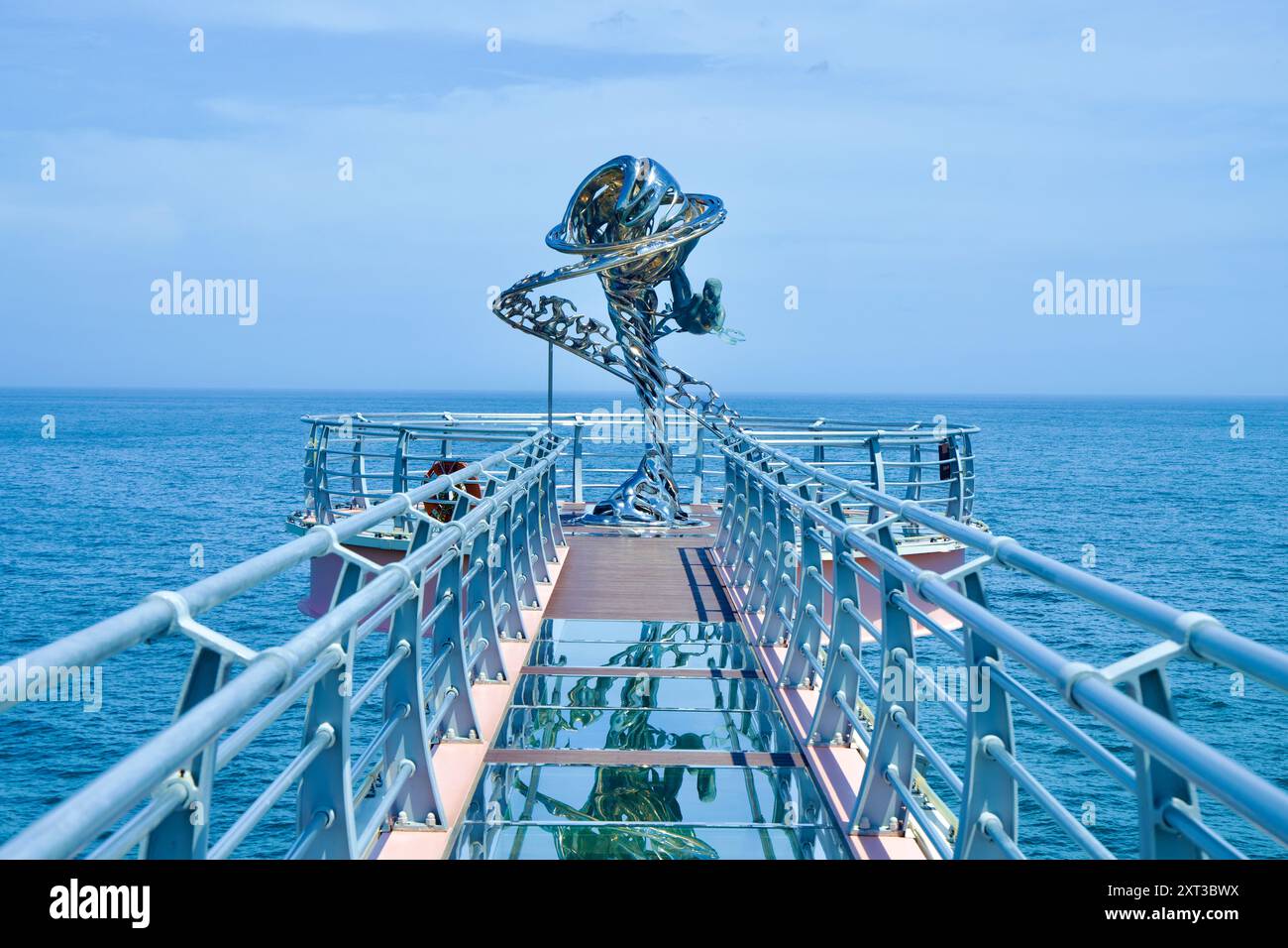 Contea di Uljin, Corea del Sud - 27 luglio 2024: Il riflesso della sirena e della scultura delle onde brilla sullo Skywalk del monte Deunggi con fondo in vetro, Foto Stock