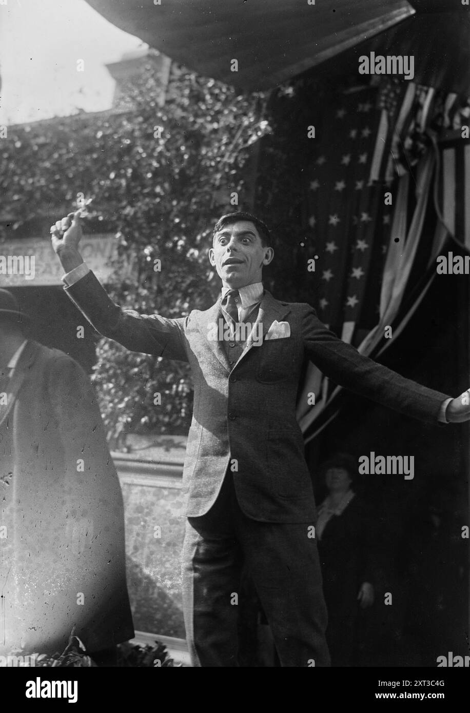 Eddie Cantor, 1918 anni. Mostra Eddie Cantor (ca. 1892-1964) (nato Edward Israel Iskowitz) che è stato un artista americano di "canzoni illustrate", comico, ballerino, attore e cantautore. La fotografia è stata scattata al Liberty Bond Theatre di fronte alla New York Public Library sulla 5th Avenue, dove Cantor è apparso al Lambs Club Day il 18 ottobre 1918. Foto Stock