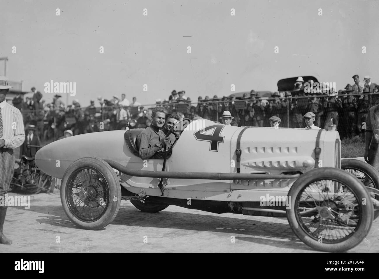 De Palma, 1917. Mostra Ralph De Palma (1882-1956), un pilota italo-americano in una gara automobilistica al Sheepshead Bay Speedway, Long Island, New York nell'agosto 1917. Foto Stock