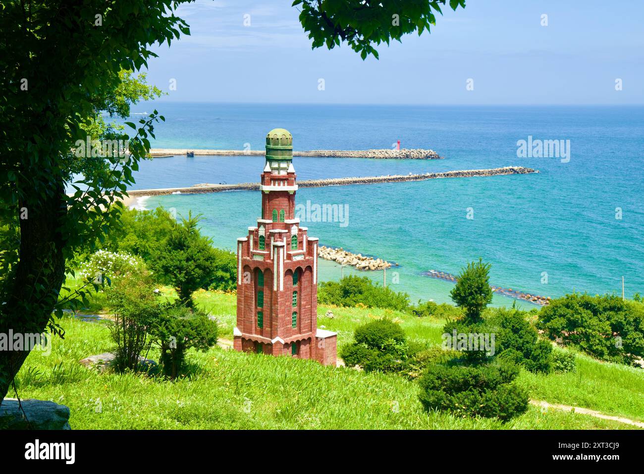 Contea di Uljin, Corea del Sud - 27 luglio 2024: Un modello in scala di un faro storico annidato nel verde del Deunggi Mountain Park, affacciato sul Foto Stock