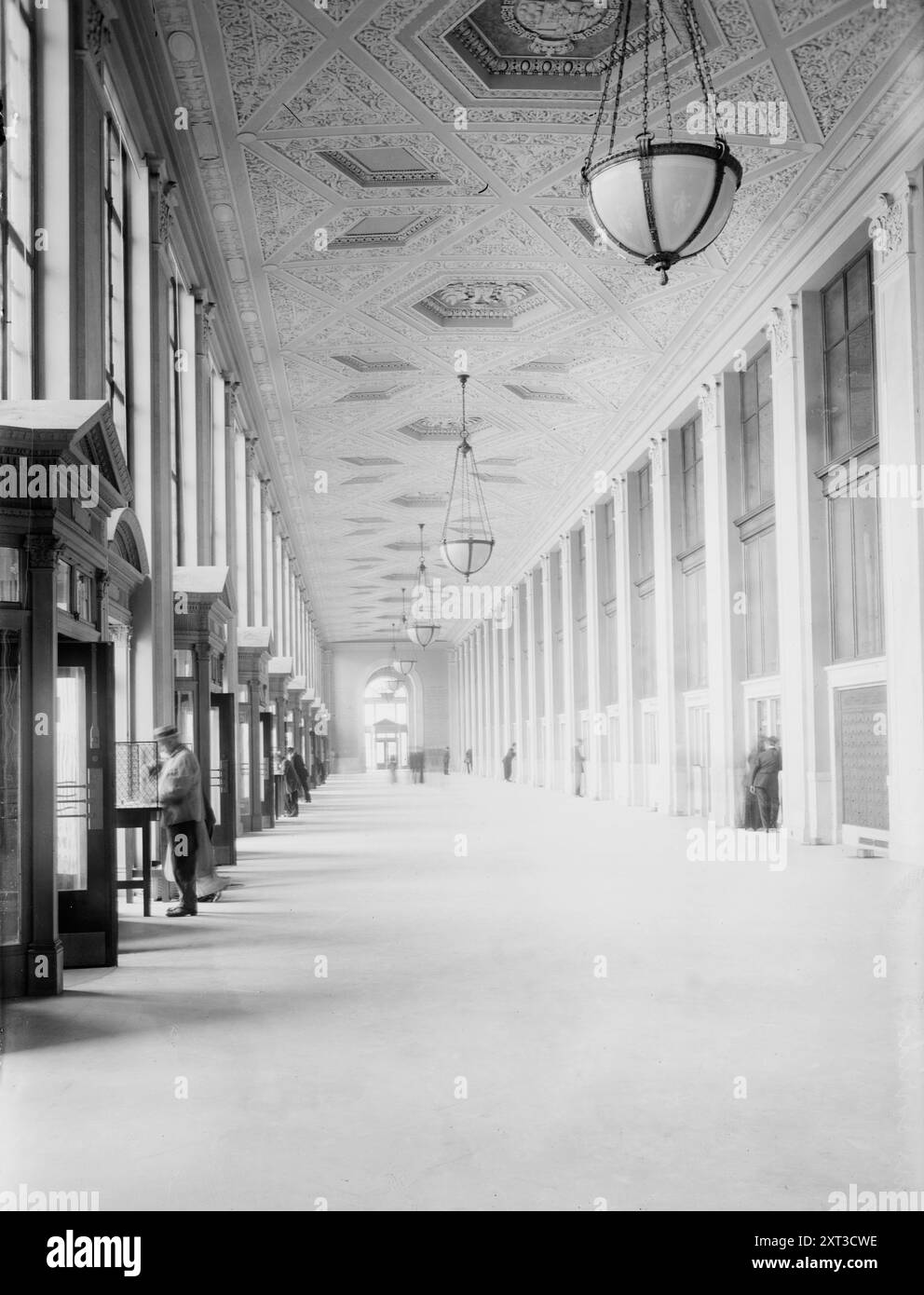 Ufficio postale di N.Y. -- corridoio principale, tra c1914 e c1915. Mostra il Pennsylvania Terminal Post Office (General Post Office Building), ora chiamato James A. Farley Building, situato al 421 di Eighth Avenue, New York City. Foto Stock