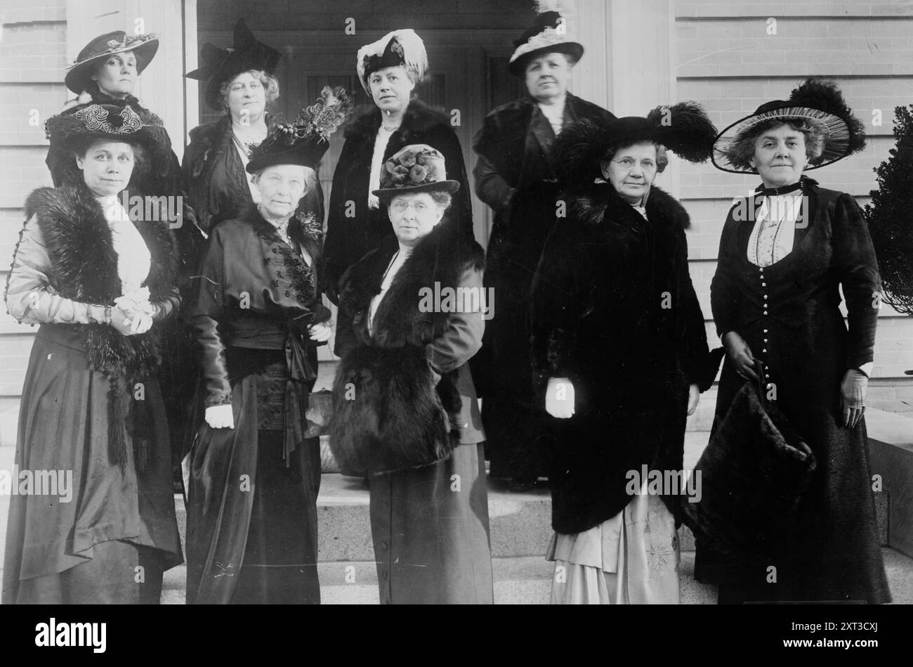 Sig.ra T.P. Gore, Sig.ra H.A. Cooper, Sig.ra J.E. Baker [cioè, Raker], Sig.ra F.M. Briggs, [Sig.ra] Sig.ra H.M. Towner, [Sig.ra] D.U. Fletcher, [signora] J.T. Lloyd. Signora L.P. Padgett, signora Fred. Dennett, 1915 anni. Mostra mogli di membri del Congresso davanti al Ladies Congressional Club of Washington, D.C. raffigurati sono il presidente Mrs. Duncan U. Fletcher, i vicepresidenti Mrs. Frank H. Briggs, Mrs. Henry A. Cooper, Mrs. Thomas P. Gore, Mrs. James T. Lloyd e Mrs. Lemuel P. Padgett; la segretaria di registrazione Mrs. Horace M. Towner, la segretaria corrispondente Mrs. John E. Raker e la tesoriera Mrs. Fred Dennett. Foto Stock