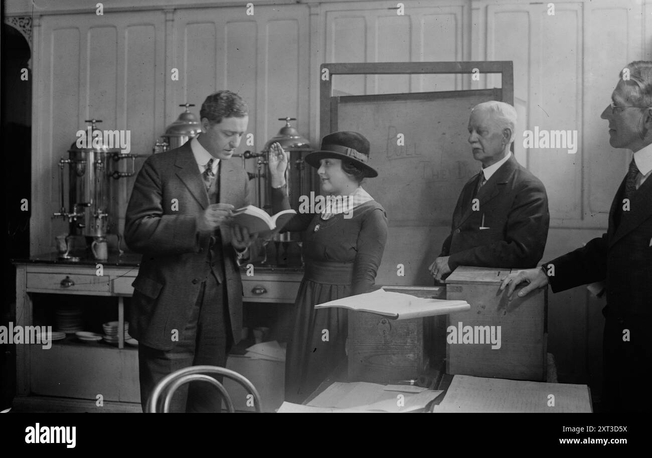 Giurando, Helen Moser, G.S. Mitchell, 1918 anni. Mostra che Helen Moser ha giurato di votare il 5 marzo 1918, la prima elezione in cui le donne potevano votare a New York. Foto Stock