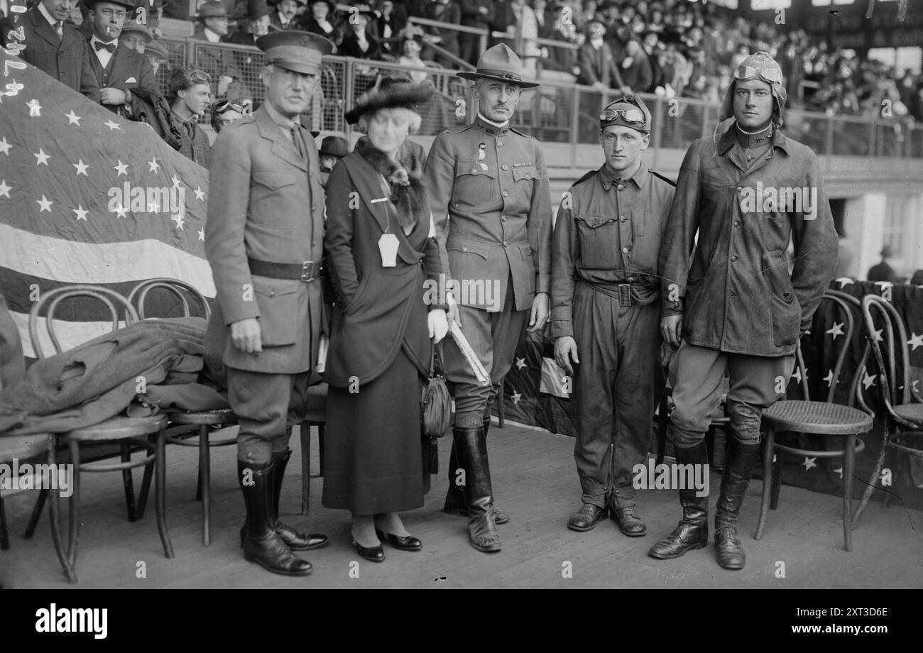 W. Camp, Mrs. C. Van Rensselaer, col. F.M. Davis, tenente R. Breeze, sergente Coombs, 1918. Mostra Walter Camp, Caroline Van Rensselaer e Clarence Blair Coombs ad un carnevale dell'aviazione all'autodromo di Belmont Park. Van Rensselaer era il presidente del Comitato Nazionale Aeronautica. Foto Stock