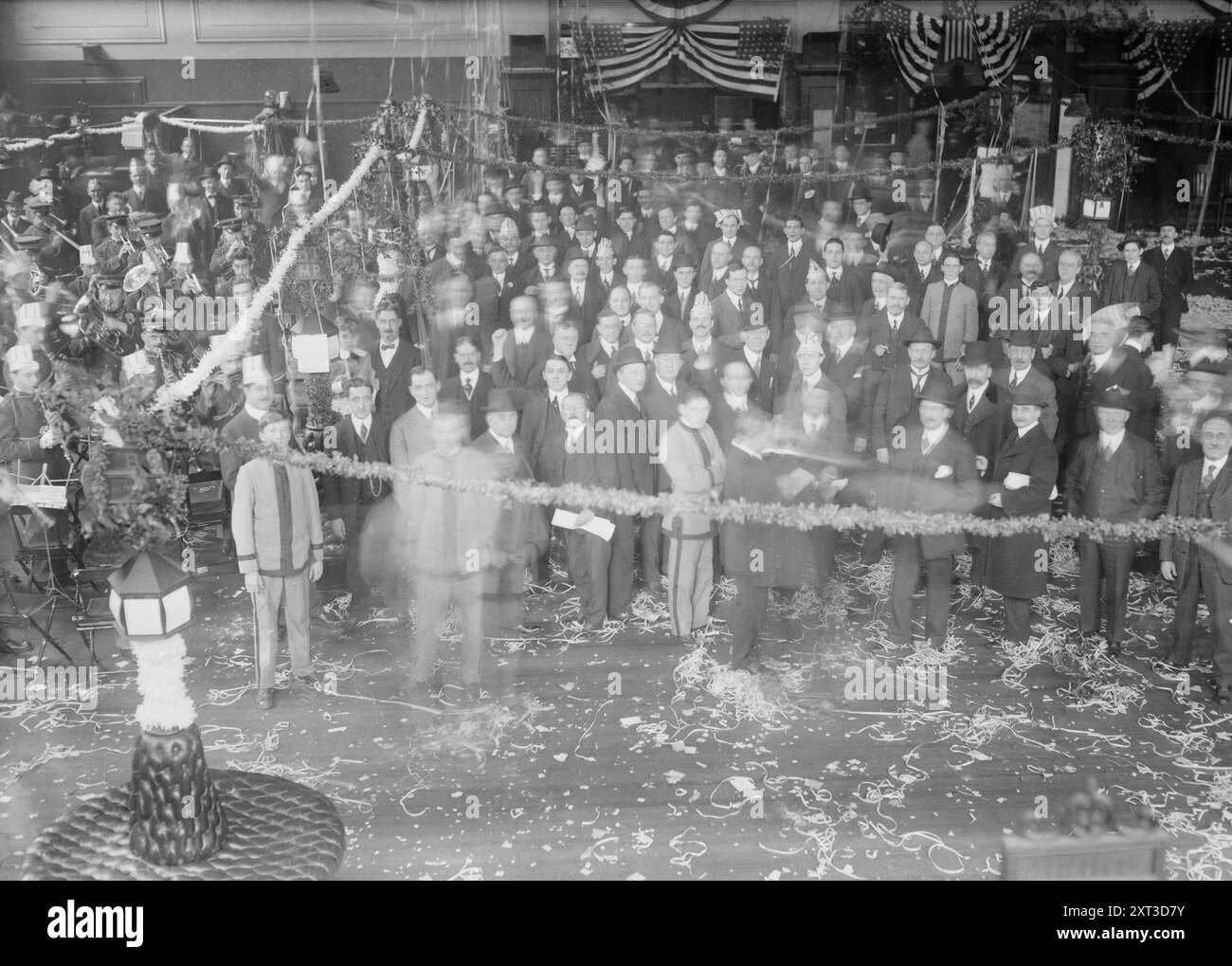 Natale su Consolidated Exchange, tra c1910 e c1920. Mostra i festeggiamenti natalizi alla Borsa di New York. Borsa in diretta concorrenza con la Borsa di New York (NYSE) dal 1885. La borsa cessò l'attività nel 1926. Foto Stock