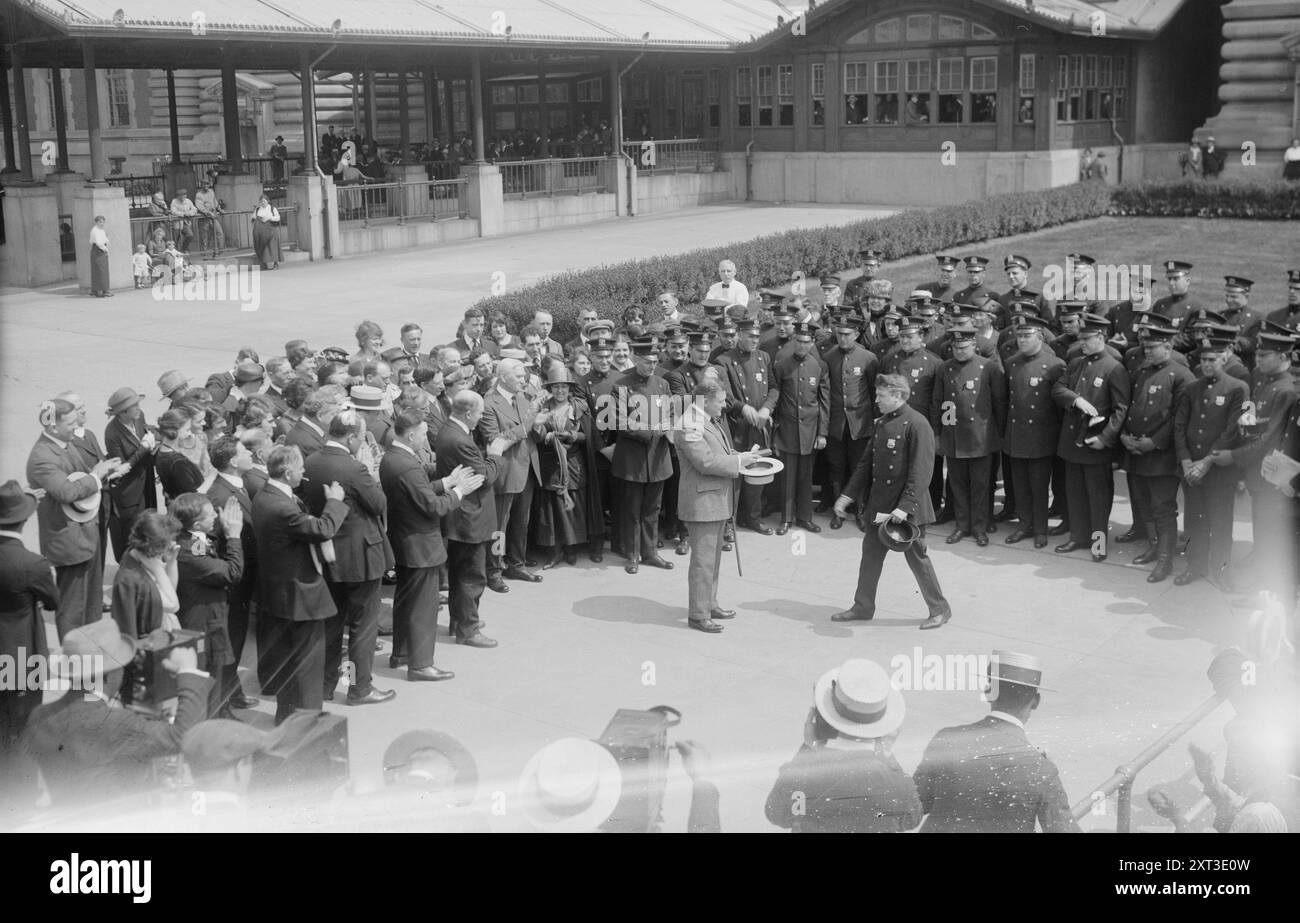 Presentazione della penna a Wallis, tra c1915 e c1920. Mostra Frederick Albert Wallis (1869-1951) che ha servito come quarto vice Commissario di polizia di New Yok City, Commissario per l'immigrazione degli Stati Uniti, Commissario per le correzioni del Dipartimento di New York e delegato alla Convenzione Nazionale Democratica. Foto Stock