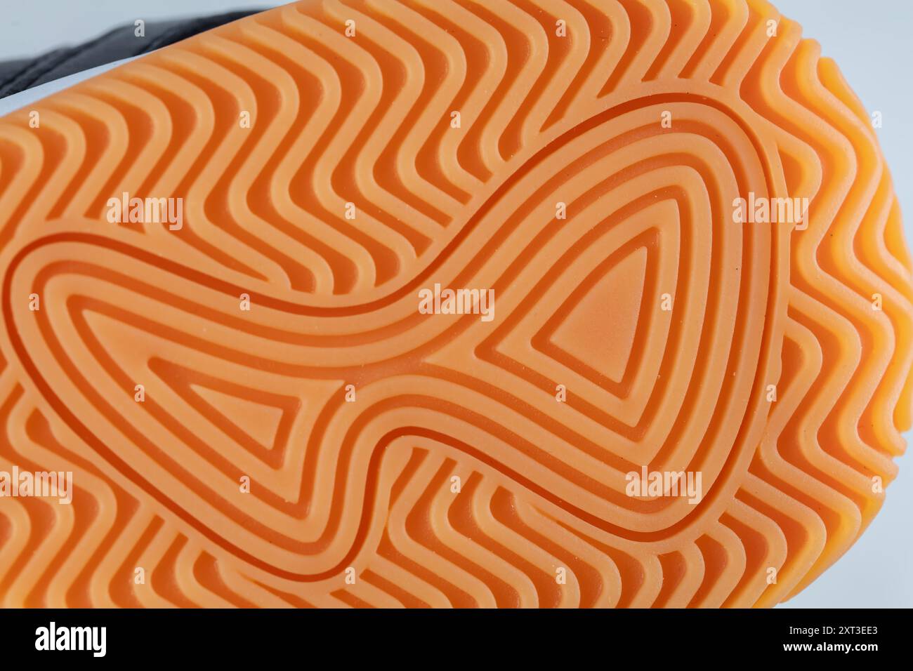 Parte di una suola in poliuretano su sfondo bianco. Foto Stock