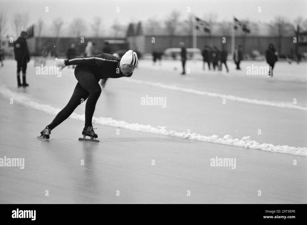 Attuale 4-1-1971 : il Joker colpisce. Dag Fornæss, il pattinatore più scontroso dell'anno, ha preso il sopravvento sui suoi critici quando ha vinto l'oro ai Campionati norvegesi con un margine netto - per la terza volta consecutiva. È la nostra unica speranza durante il Campionato europeo di questo fine settimana. Foto: Ivar Aaserud / Aktuell / NTB ***FOTO NON ELABORATA*** questo testo dell'immagine è tradotto automaticamente questo testo dell'immagine è tradotto automaticamente Foto Stock