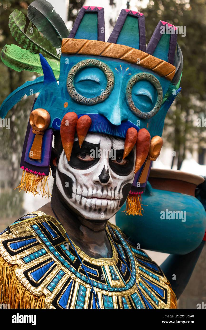 Una vivace rappresentazione di una Catrin decorata con il tradizionale abbigliamento messicano Day of the Dead, caratterizzato da un sorprendente trucco del cranio e un costume decorato con Foto Stock