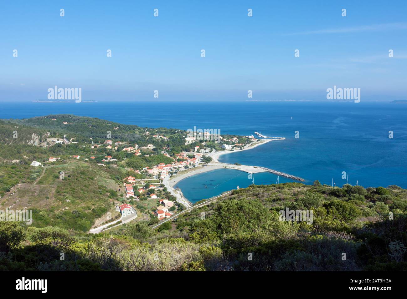 Splendida vista sul mare e sul villaggio portuale dalla montagna dell'isola di Othonoi, in Grecia Foto Stock