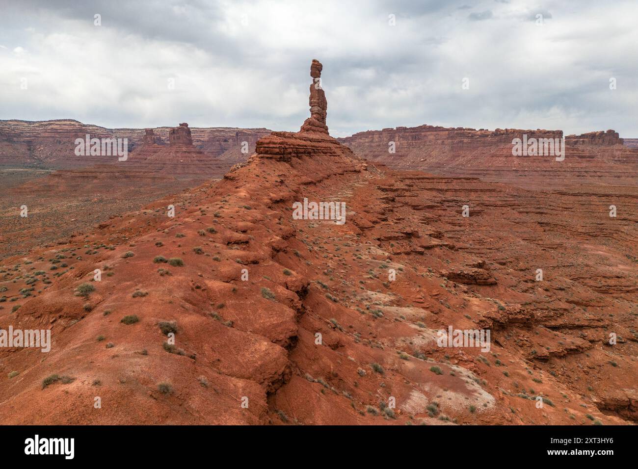 Una vista panoramica della Valle degli dei dello Utah, caratterizzata da un terreno di sabbia rossa e spettacolari formazioni rocciose sotto un cielo nuvoloso Foto Stock