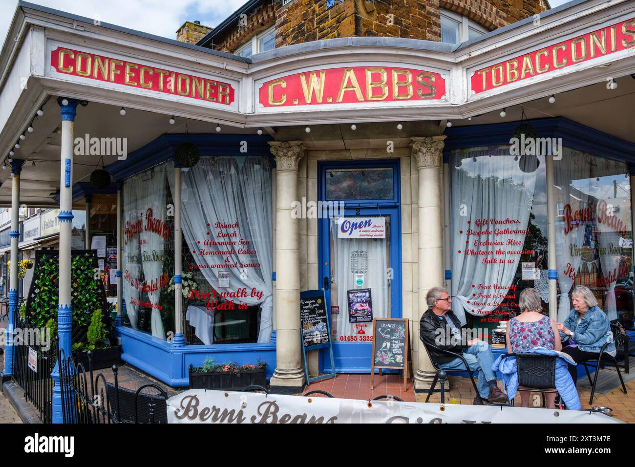 Insegne fantasma per C. W. Abbs Confectioner e Tobacconist al Berni Beans Cafe, Hunstanton, Norfolk Foto Stock