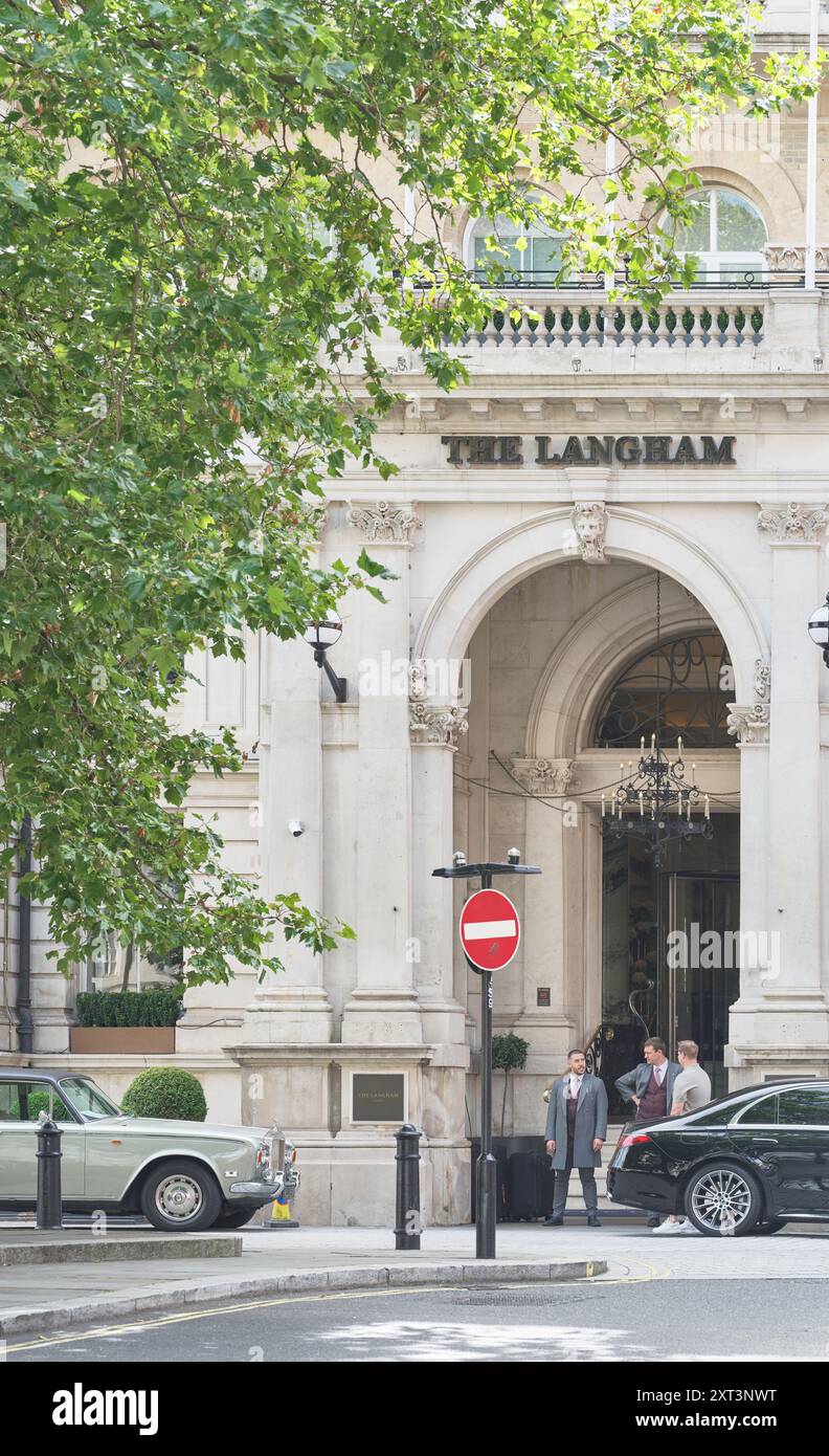 Entrata principale dell'hotel a cinque stelle Langham, Londra, Inghilterra, costruito nel XIX secolo in stile vittoriano. Foto Stock