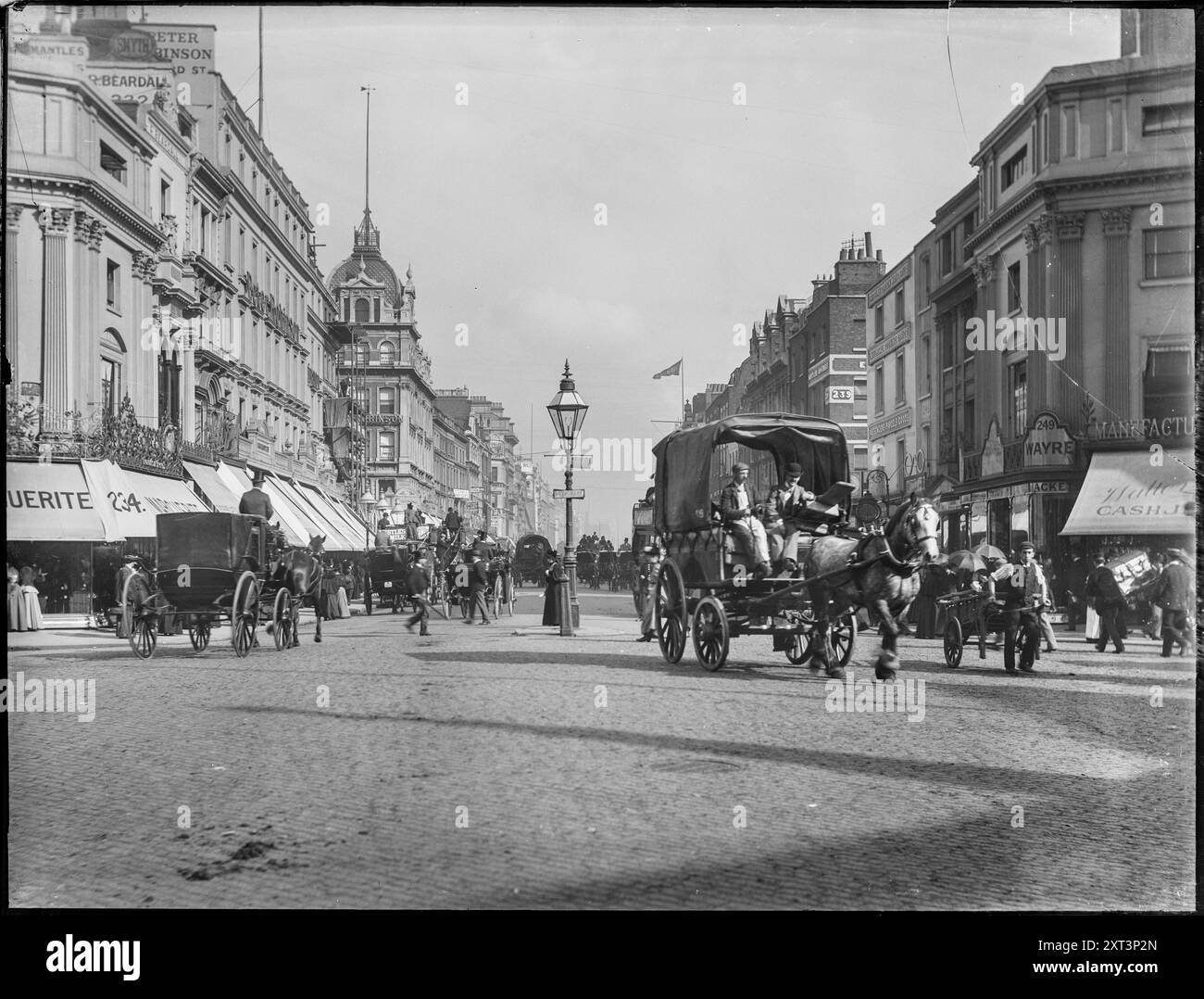 Oxford Street, City of Westminster, Greater London Authority, 1880-1900. La vista si affaccia a est lungo Oxford Street da Oxford Circus. Le note sull'etichetta includono il nome D C Harrod. Foto Stock