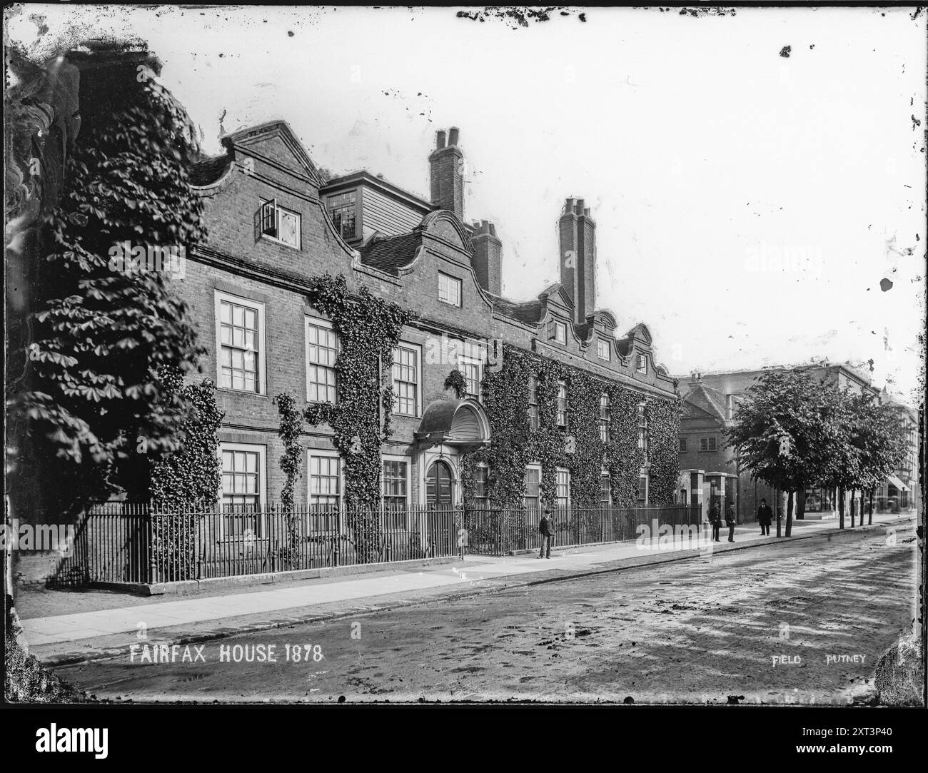 Fairfax House, High Street, Putney, Wandsworth, Greater London Authority, 1878. Fairfax House, vista guardando a sud est da Putney High Street con le scuderie subito oltre la casa. Nonostante una campagna per salvarla, la casa fu demolita nel 1887. La veranda "conchiglia" è stata recuperata e riutilizzata in una casa a West Hampstead. Questa immagine appare in &#x2018;William Field&#x2019;fotografie di Putney&#x2019;, compilate da Dorian Gerhold e Michael Bull per la Wandsworth Historical Society. Foto Stock