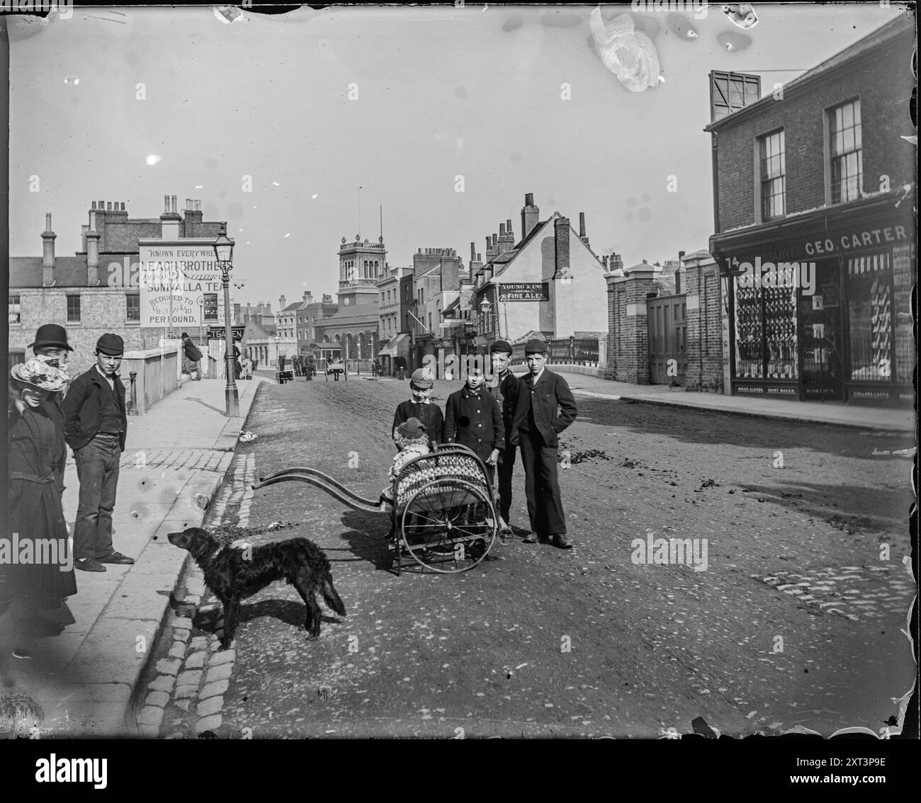 Wandsworth High Street, Wandsworth, Wandsworth, Greater London Authority, 1880-1900. Guardando a nord-ovest lungo Wandsworth High Street con il numero 74 in primo piano a destra, il ponte che attraversa il fiume Wandle oltre questo e la torre della Chiesa di Ognissanti sullo sfondo. D. C. Harrod è scritto sulle note dell'etichetta. Foto Stock