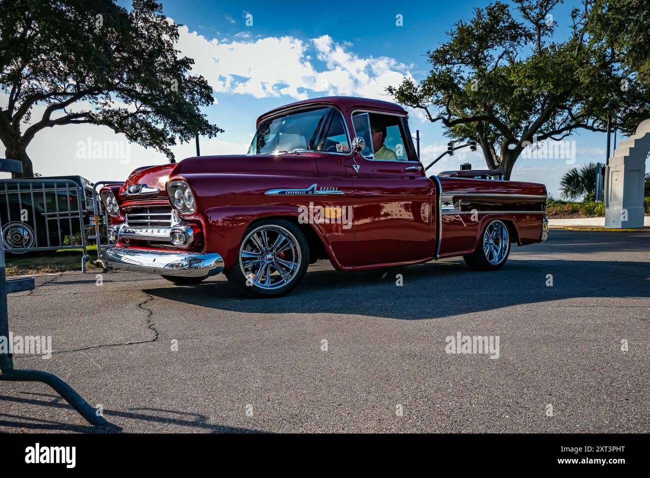 Gulfport, MS - 2 ottobre 2023: Vista dall'angolo anteriore in basso di una Chevrolet Apache 31 Cameo Carrier del 1958, prelievo presso una mostra di auto locale. Foto Stock