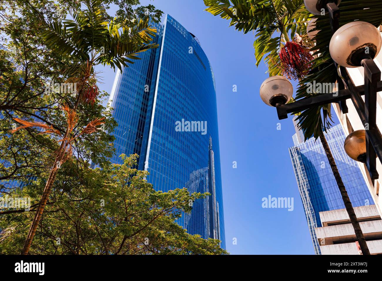 Il paesaggio della città di Makati, gli edifici, l'architettura e lo skyline intorno al Triangolo di Ayala, Manila, Filippine Foto Stock