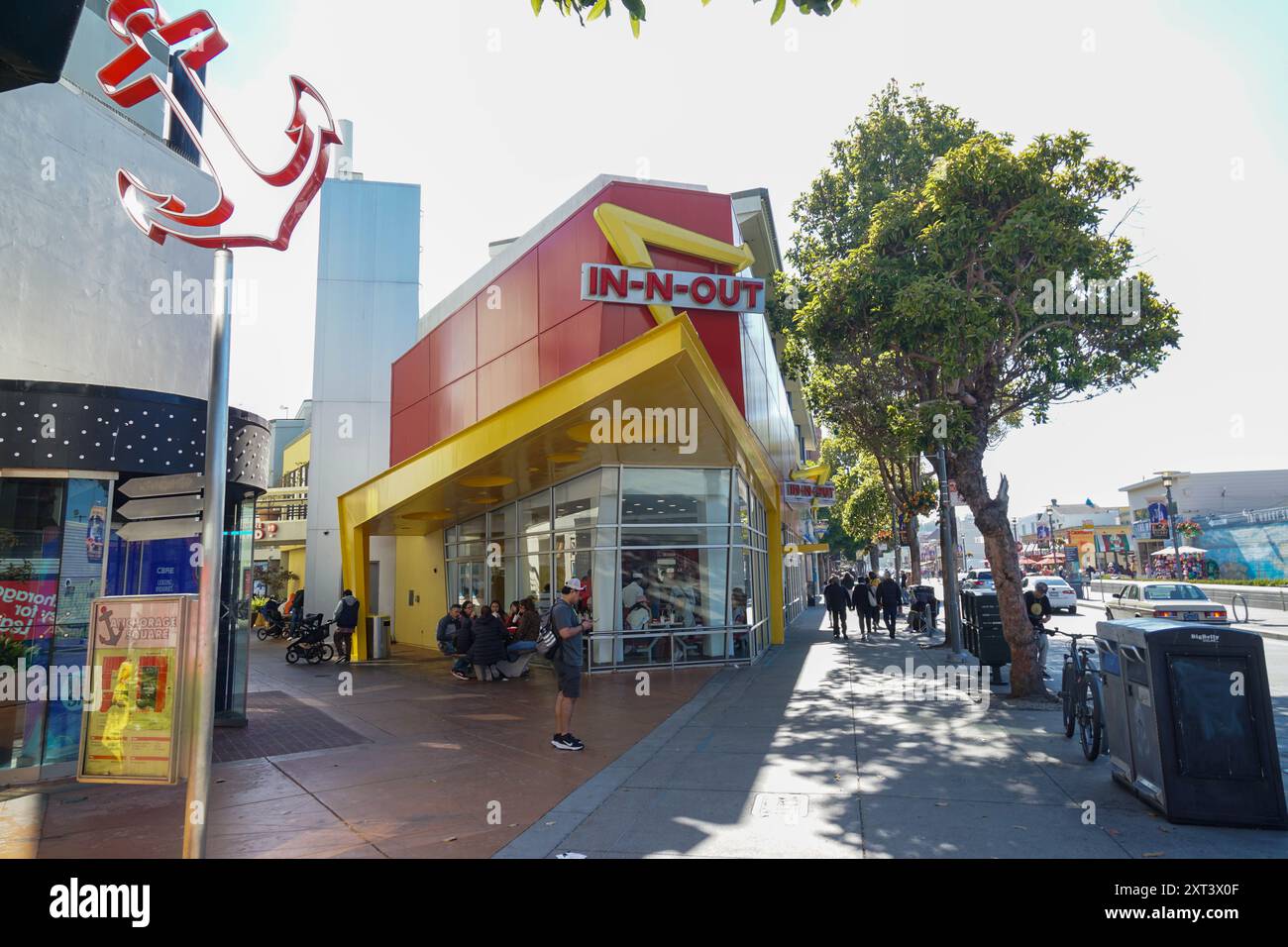 Le persone si riempiono di deliziosi hamburger presso An N Out, lungo l'iconico Fisherman's Wharf a San Francisco. Foto Stock