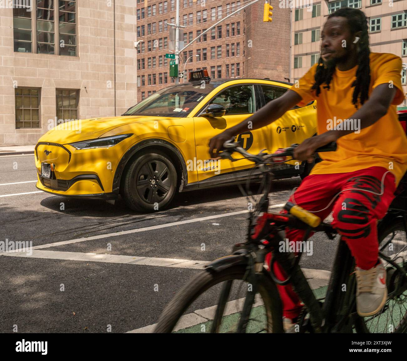 Un taxi Ford Mustang Mach-e EV a Chelsea a New York lunedì 5 agosto 2024. A luglio Ford ha venduto 4.592 veicoli Mustang Mach-e con una crescita per i primi sette mesi del 2024, con un aumento di quasi il 50% rispetto allo scorso anno. . (© Richard B. Levine) Foto Stock