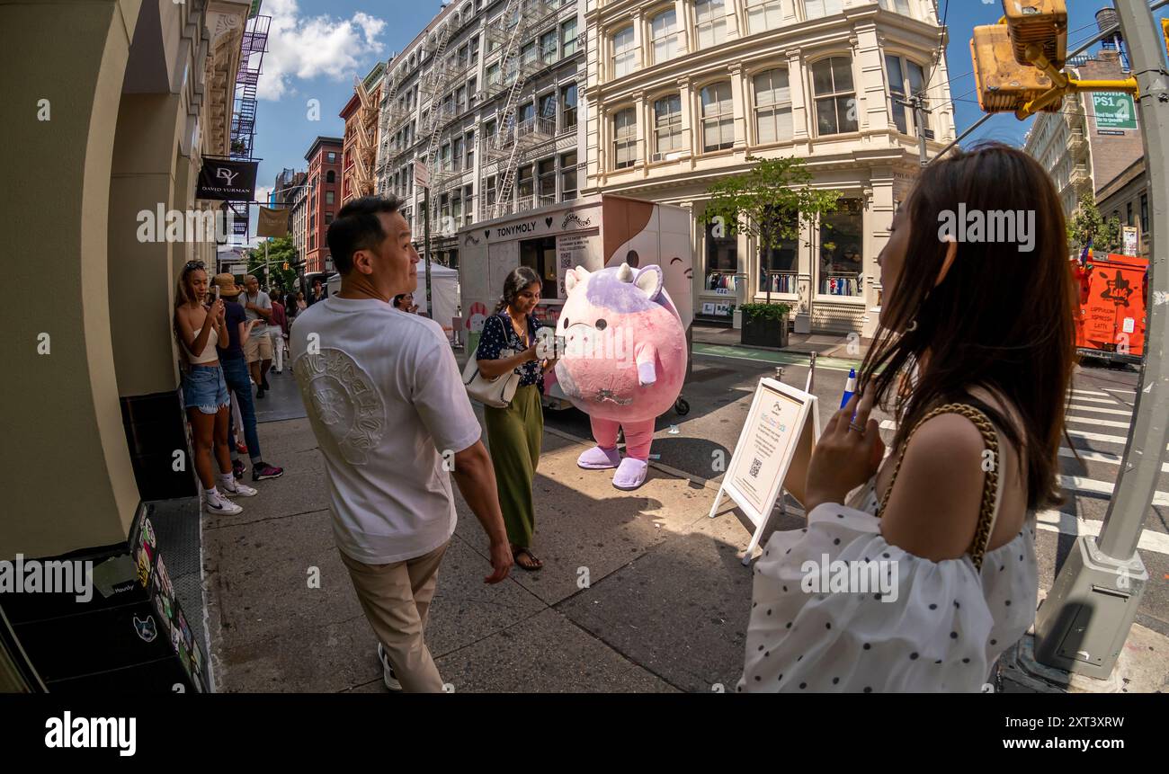 Attivazione del marchio per Squishmallows X Tonymoly , un personaggio coreano e una linea di prodotti per la cura della pelle coreani a Soho a New York sabato 10 agosto 2024. (©ÊRichard B. Levine) Foto Stock